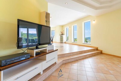 Modern Villa with Pool Close to Beaches for up to 8+2 Guests