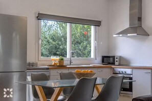 Frigorífic, forn, rentaplats i cafetera i tetera 