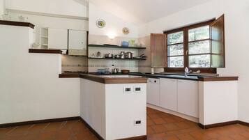 Frigorifero, forno, piano cottura, lavastoviglie