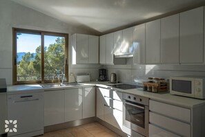 Køleskab, mikrobølgeovn, ovn, kogeplade
