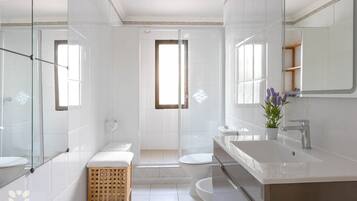Een douche, een haardroger, een bidet