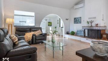 Télévision, cheminée