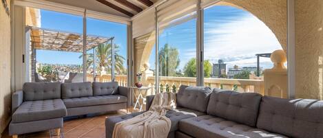 Televisie, een open haard en een dvd-speler