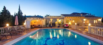 Villa Airlie by Abahana Villas