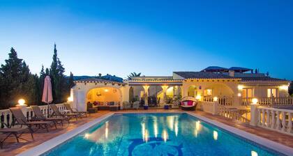 Villa Airlie by Abahana Villas