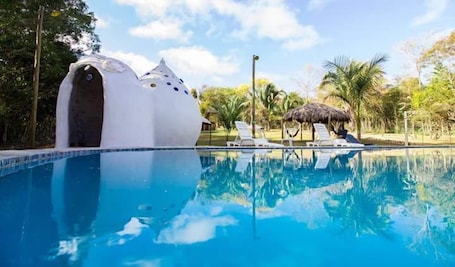 Una piscina al aire libre