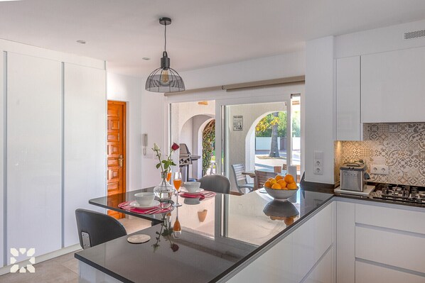 Kühlschrank, Mikrowelle, Ofen, Geschirrspüler