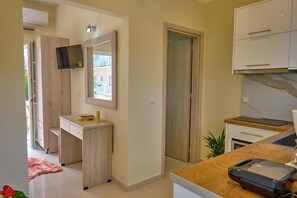 Kühlschrank, Mikrowelle, Herdplatte, Wasserkocher mit Kaffee-/Teezubehör