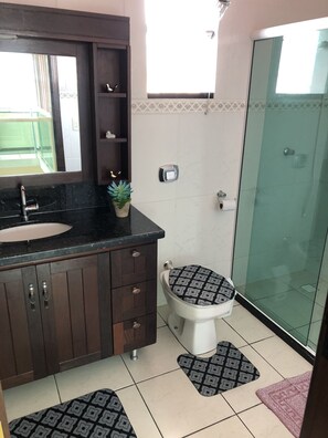 Family Room, 1 Bedroom | Bathroom