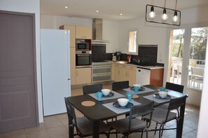 Dining - Le clos du Marcel, South Ardèche House with air-conditioning, swimming pool, enclosed grounds of 2000m2 (Orgnac-l'Aven)