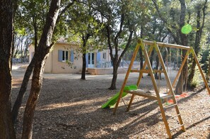 Children's area - Le clos du Marcel, South Ardèche House with air-conditioning, swimming pool, enclosed grounds of 2000m2 (Orgnac-l'Aven)
