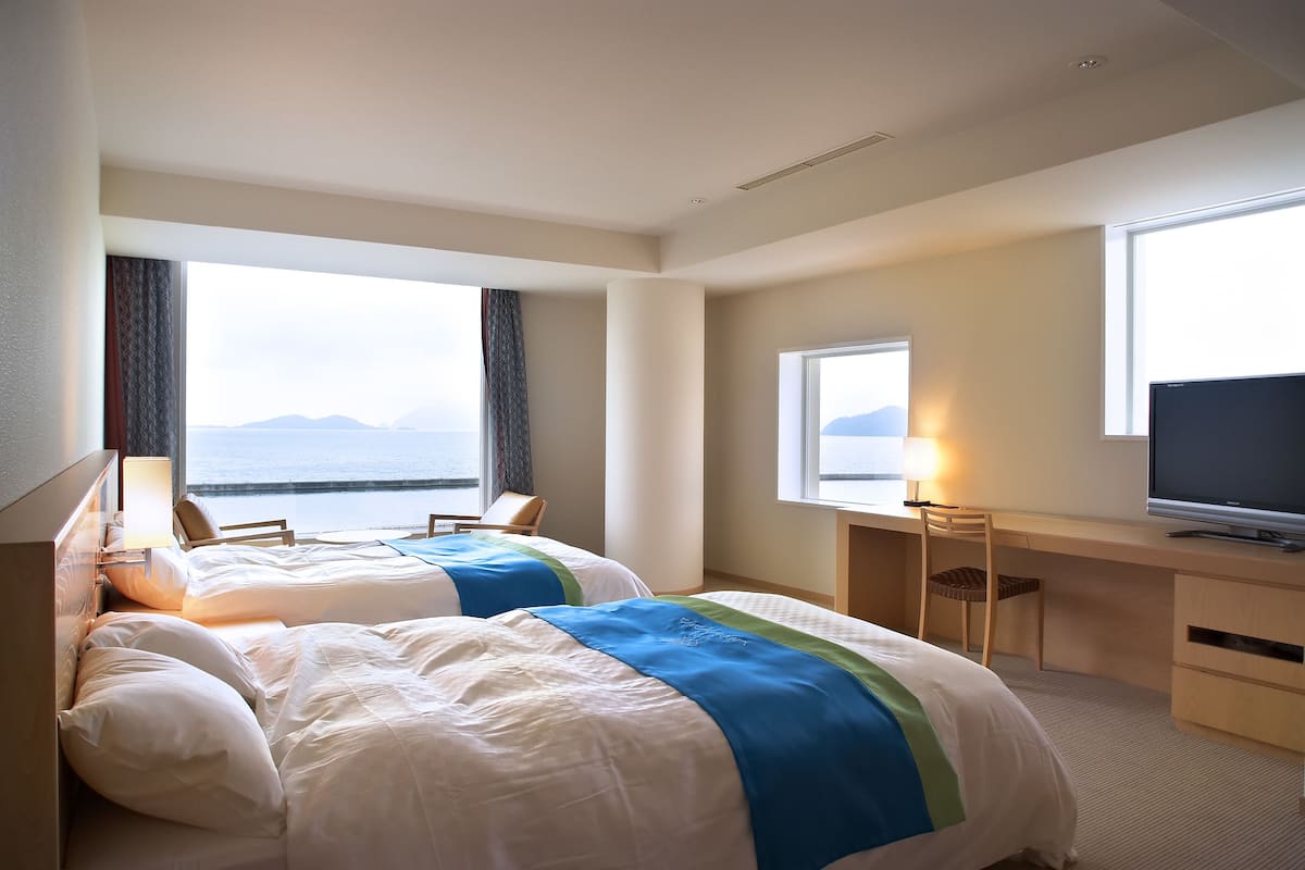 In-room safe, WiFi (free)