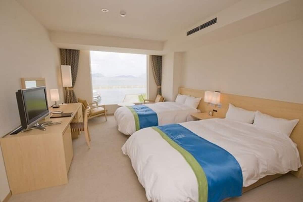 In-room safe, WiFi (free)