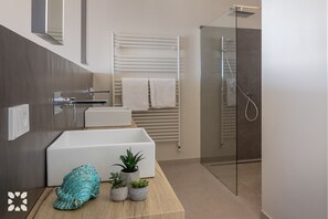 Tina, secadora de cabello, bidet 