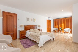 5 bedrooms, iron/ironing board, free WiFi