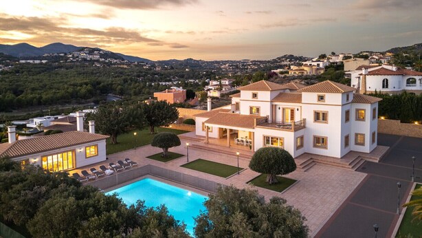 A large, white villa with a swimming pool, multiple balconies, and a well-maintained garden. - Villa HAPPY FAMILY by Abahana Villas (Calpe)