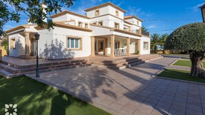 A two-story house with a patio, a small garden, and a well-maintained lawn. - Villa HAPPY FAMILY by Abahana Villas (Calpe)