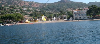 Splendid sea view for this Var house 350m from the sea in a private domain.