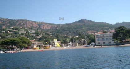 Splendid sea view for this Var house 350m from the sea in a private domain.