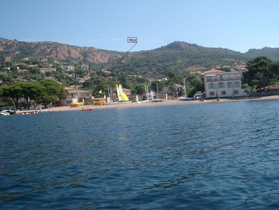 Splendid sea view for this Var house 350m from the sea in a private domain.