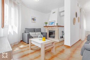 TV, fireplace, DVD player