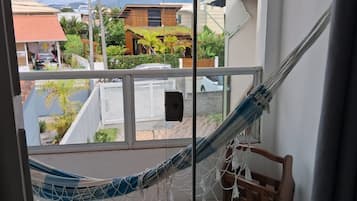 Apartamento família, acesso à piscina, vista para o jardim | Individualmente decorados, individualmente mobiliados, cortinas blackout
