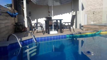 Piscina externa, guarda-sóis, espreguiçadeiras