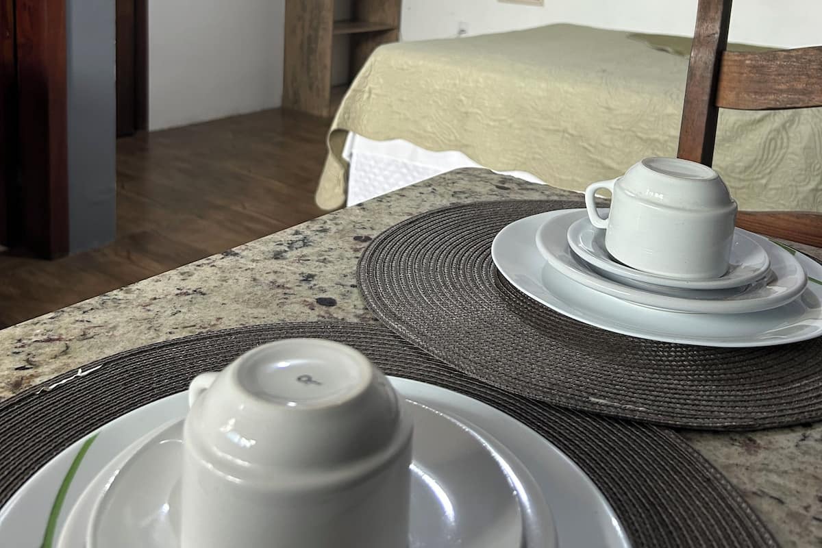 Decoración personalizada, muebles diferentes y cortinas blackout