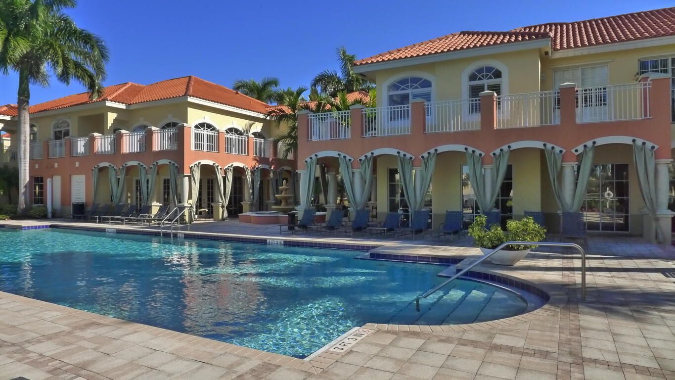 Penthouse Suite, Luxurious Poolside Retreat in Palm Beach Gardens, Florida
