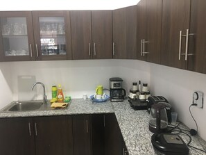 Fridge, stovetop, coffee/tea maker, electric kettle - Luxury house in Colombo Sri Lanka (Nugegoda)