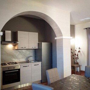 Kühlschrank, Ofen, Wasserkocher mit Kaffee-/Teezubehör