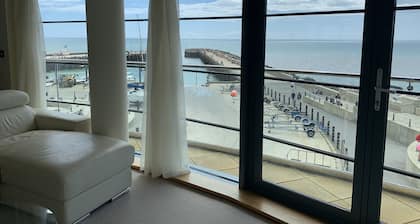 Beachside, stunning apartment with sea and harbour views