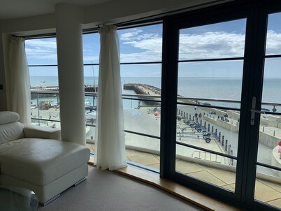 Beachside, stunning apartment with sea and harbour views