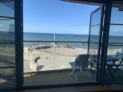 Beachside, stunning apartment with sea and harbour views