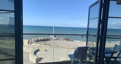 Beachside, stunning apartment with sea and harbour views