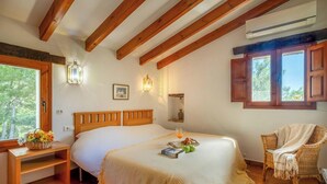 3 bedrooms, iron/ironing board, WiFi (free)