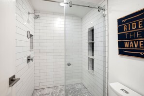 Chuveiro, secador de cabelo, toalhas de banho 