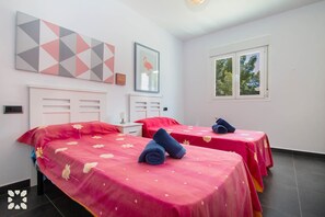 3 bedrooms, iron/ironing board, free WiFi
