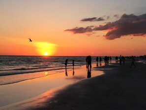 Beach nearby, sun-loungers, beach towels