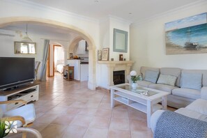 Televisie en een open haard