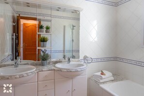 Baignoire, sĂšche-cheveux