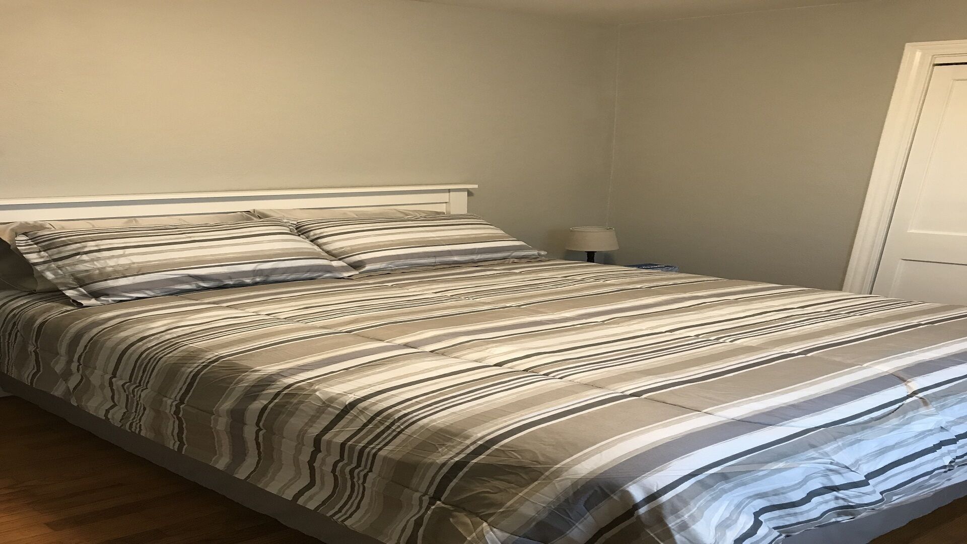 3 Bedroom Home - walking distance to Grand Lake