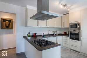 Frigorífico, microondas, horno y lavavajillas