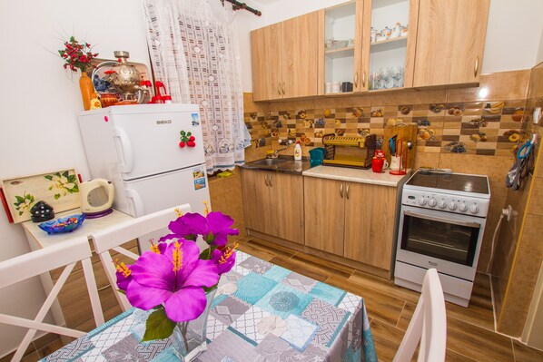 Réfrigérateur, micro-ondes, four, plaque de cuisson