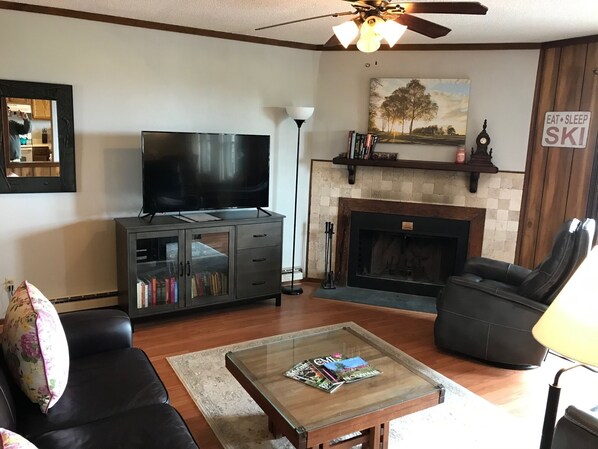 Smart TV, chimenea, reproductor de DVD y tenis de mesa 