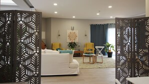 A modern living room with a sofa, two armchairs, a coffee table, and decorative plants. - A.ti.tudo Nature (Portimão)