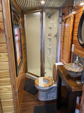 Ducha, secador de pelo, toallas y jabón