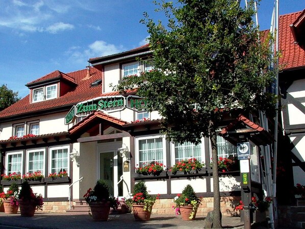 A traditional building with a sign reading "Zum Stern HO". - Parkhotel zum Stern (Oberaula)