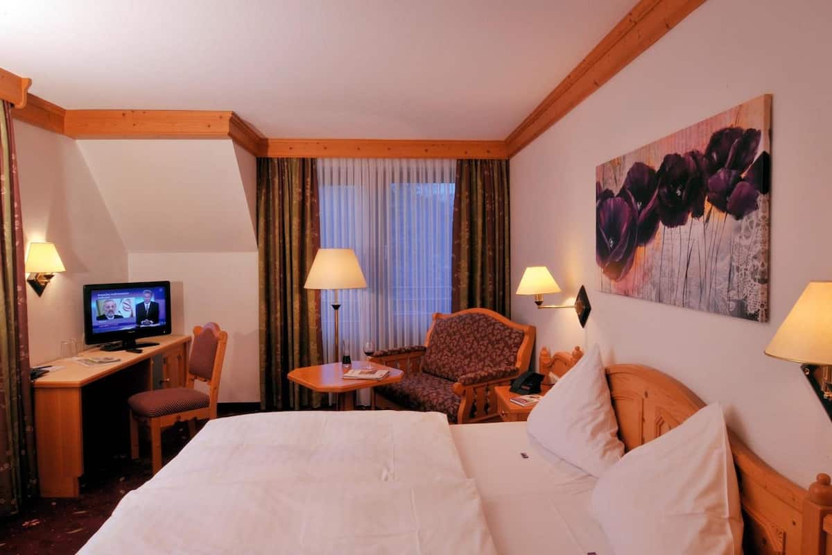 1 bedroom, hypo-allergenic bedding, minibar, in-room safe