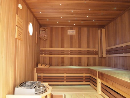 Body treatments, hot stone massages, body scrubs, facials, reflexology. Parkhotel zum Stern